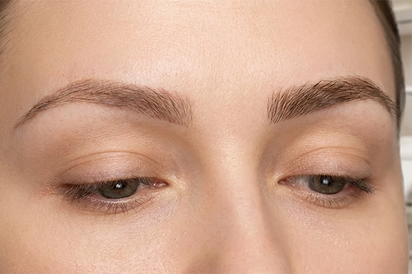 کاشت ابرو روی تاتو و هاشور؛ آیا نیاز به ریموو (لیزر) است؟ + نکات مهم